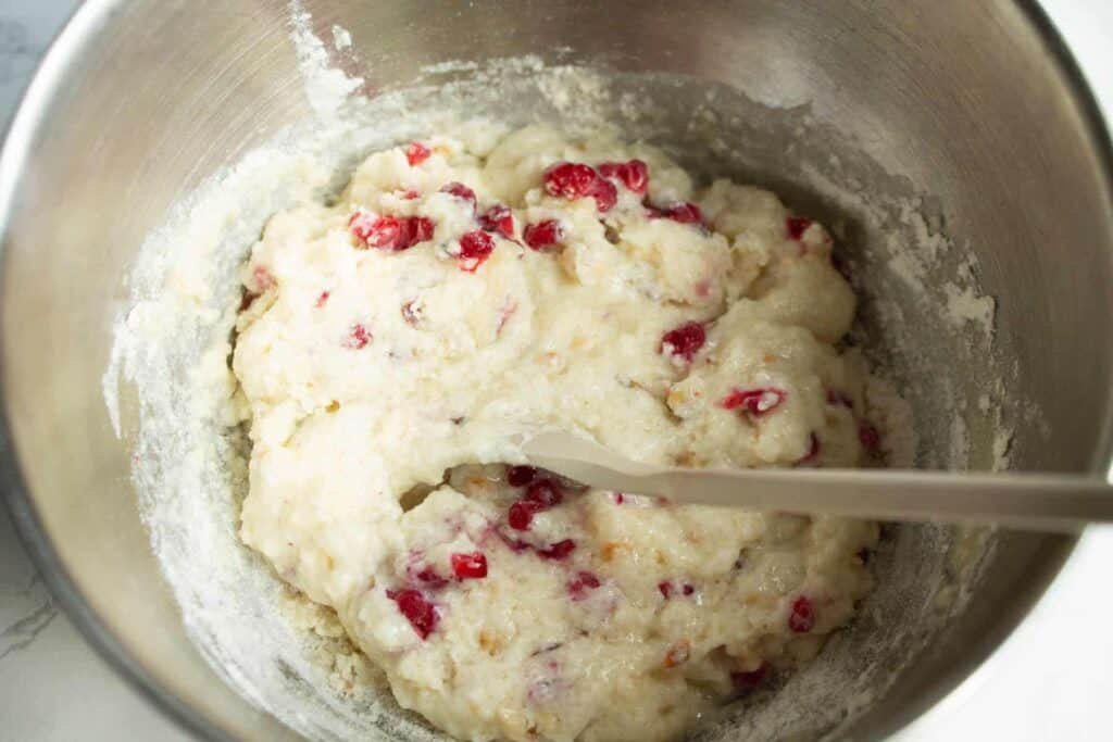 Cake dough with raspberries and coconut